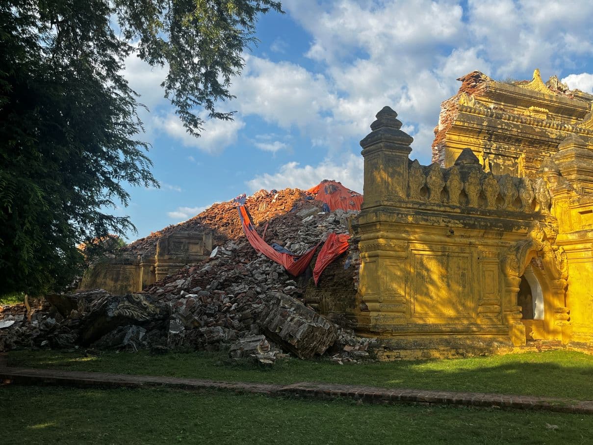 Osittain sortunut, koristeellinen rakennus.