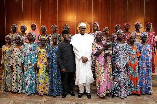 21 vapautettua Chibokin tyttöä tapasi Nigerian presidentti Buharin 19.10