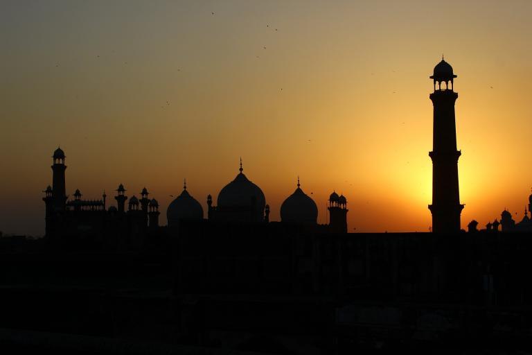 Pakistanilainen ilta-aurinko, minareetin siluetti
