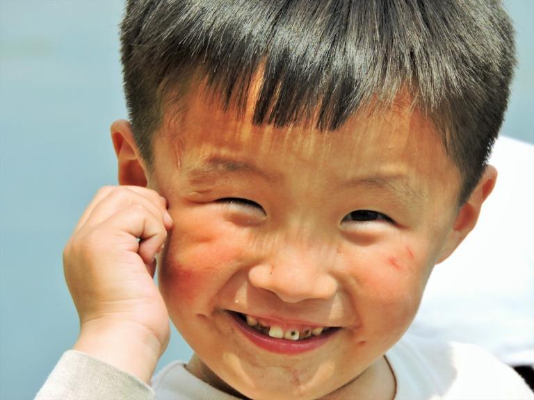 Pohjoiskorealainen poika hymyilee