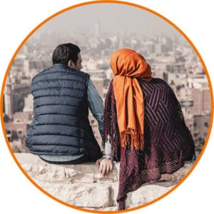 Kaksi ihmistä katsoo kotikaupunkiaan Lähi-idässä
