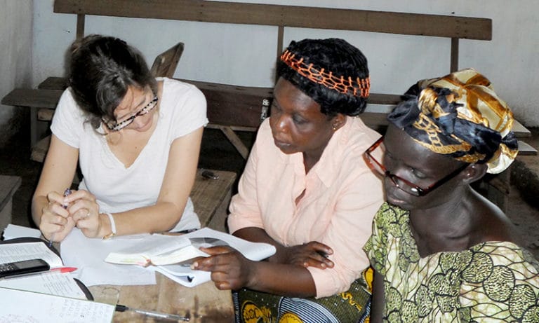 Kouluttamista Keski-Afrikan Tasavallassa, ihmisiä opiskelemassa