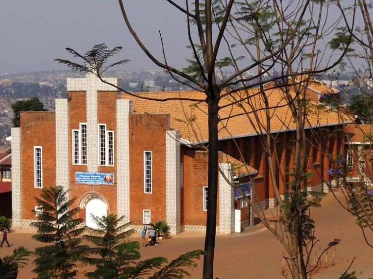 Aurinkoinen kuva Sainte-Famillen kirkko Kigalissa