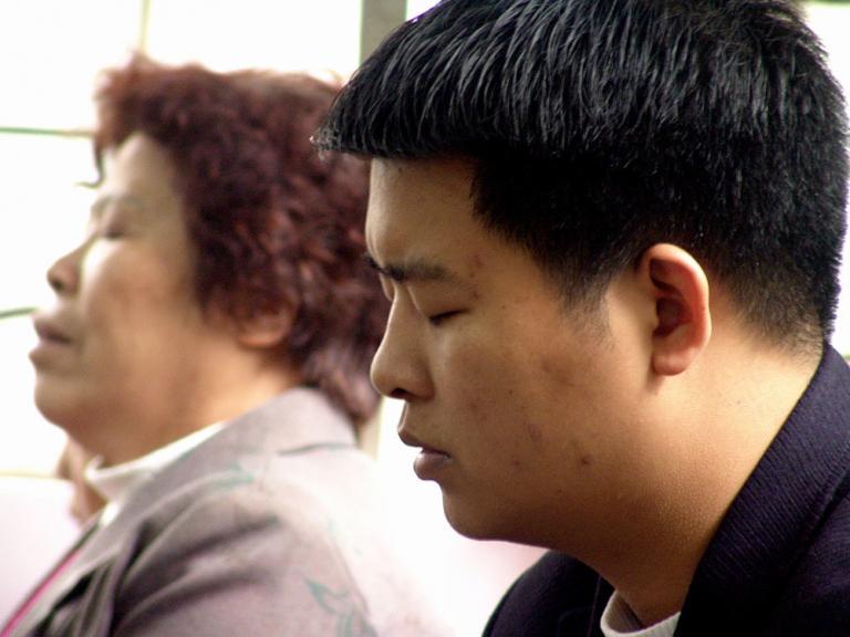 Kaksi kiinalaista kristittyä rukoilemassa