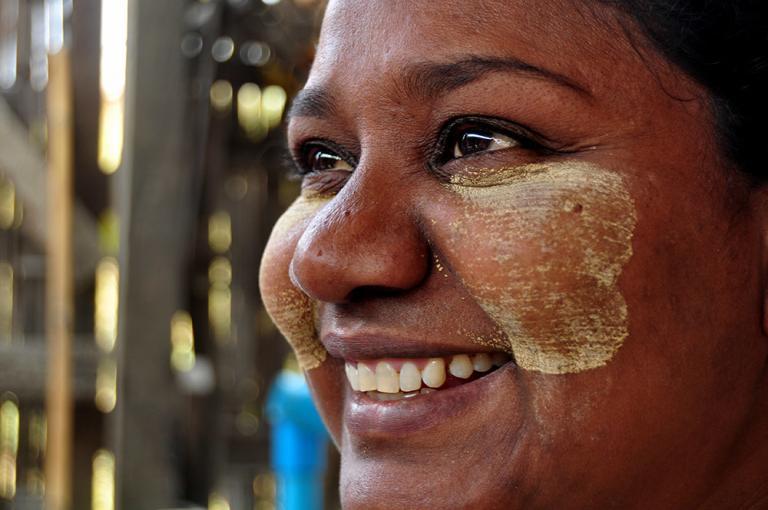 Myanmarilainen kristitty Hannah hymyilee leveästi