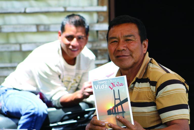 Kaksi Kolumbialaista kristittyä hymyilee