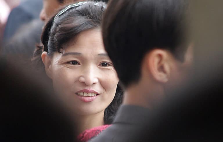 Pohjoiskorealainen nainen väkijoukossa