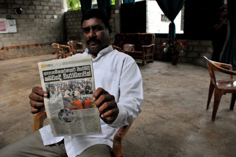 Srilankalainen mies lukee sanomalehteä