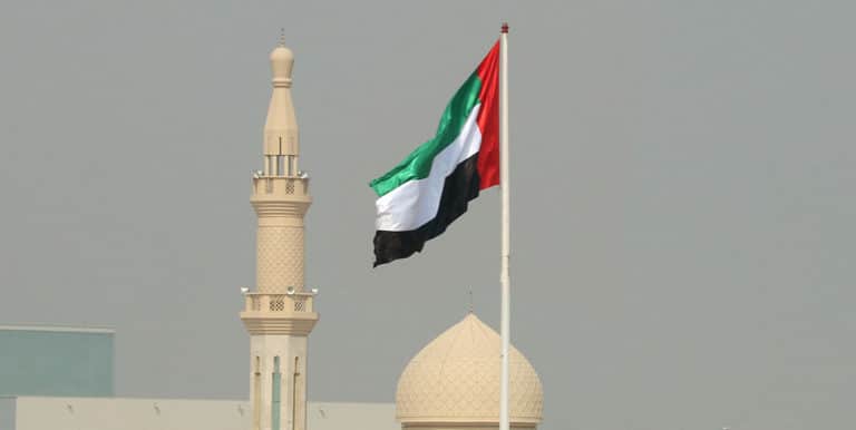 Yhdistyneiden Arabiemiirikuntien lippu, taustalla minaretti