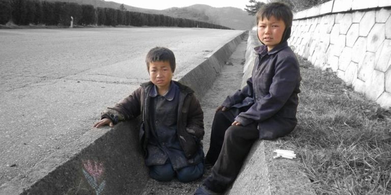 Kaksi pohjoiskorealaista lasta.