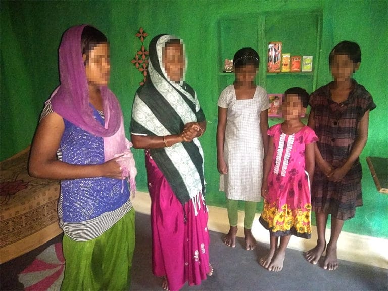 Intialainen kristitty perhe rukoilee tapetun tyttärensä puolesta