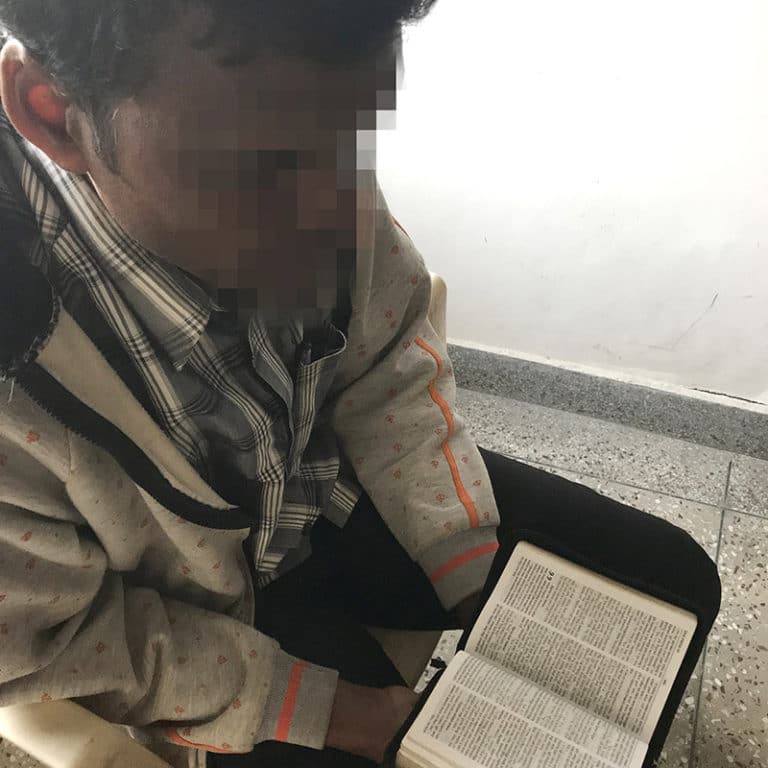 Intialainen kristitty lukee Raamattua