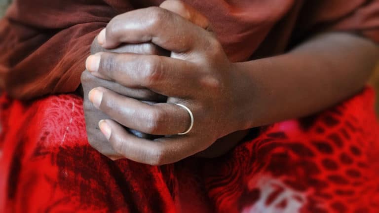 Somalialaisen kristityn kädet ristissä