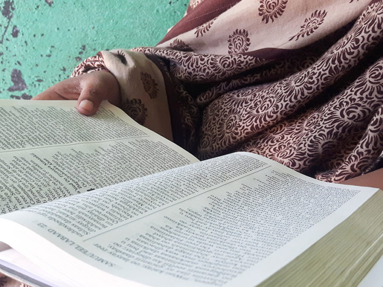 Somalinainen avonainen Raamattu edessään