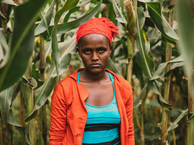 Etiopia nainen luontoa taustalla vuonna 2018