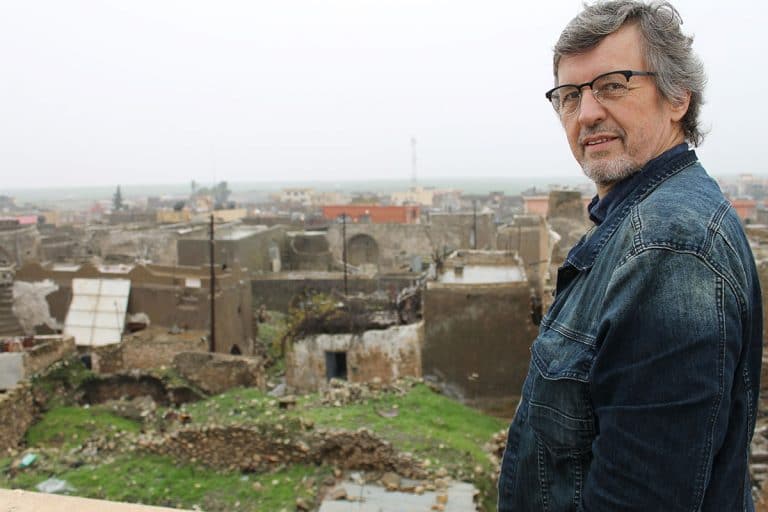 Pekka Simojoki Irakissa tuhottua kylää katselemassa