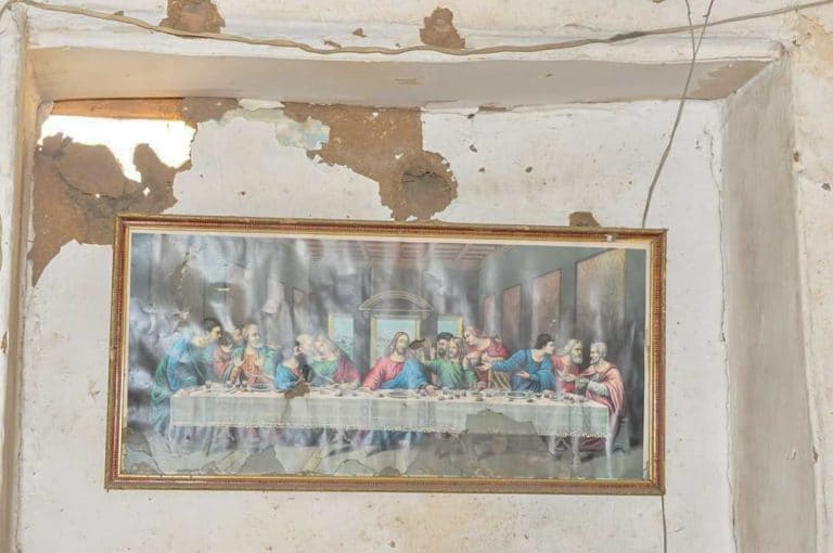 Viimeinen ateria -taulu rikkonaisen rakennuksen seinällä