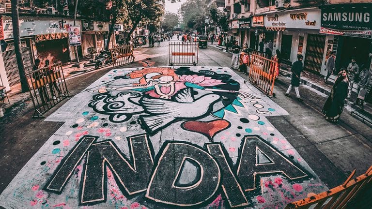 Katukuvaa Intiasta, suuri graffiti maalattuna katuun