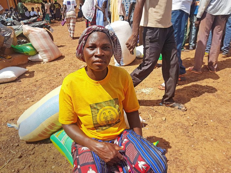 Open Doorsin kautta ruoka-apua saanut kristitty nainen Burkina Fasosta.