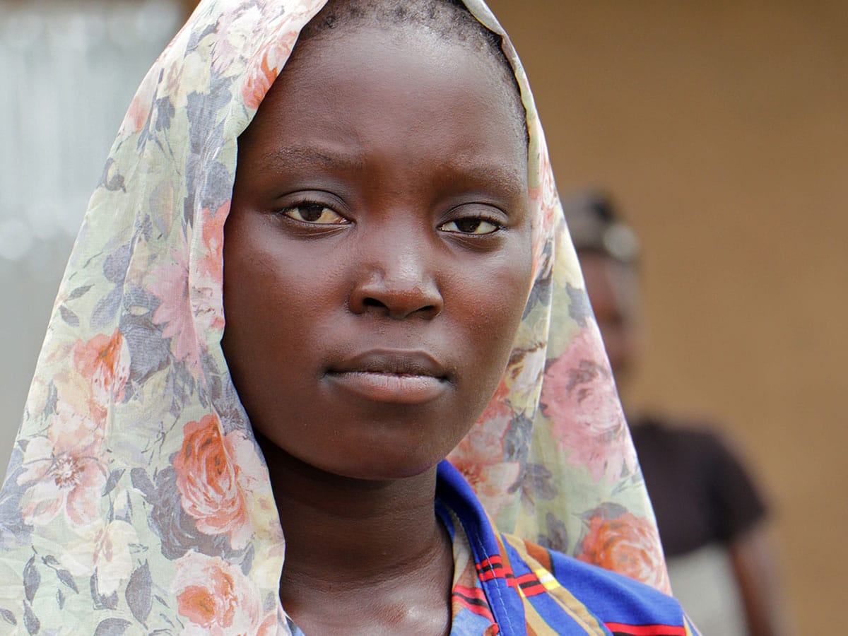 Nigerialainen kristitty nainen katsoo kameraan