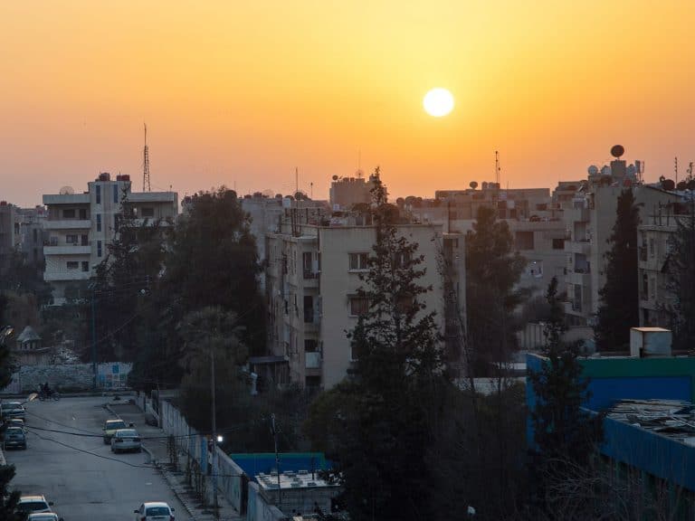 Syyria kaupunkikuvaa ja laskeva aurinko