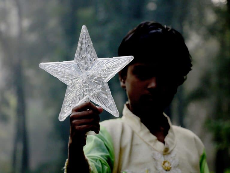 Bangladeshilainen kristitty tytto pitelee Joulun juhlistamiseksi tähteä