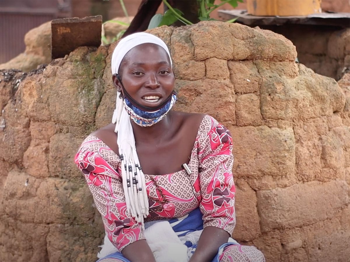 Nigerialainen kristitty leski Abigail kertomassa Open Doorsin tarjoamasta korona-ajan avustuksesta