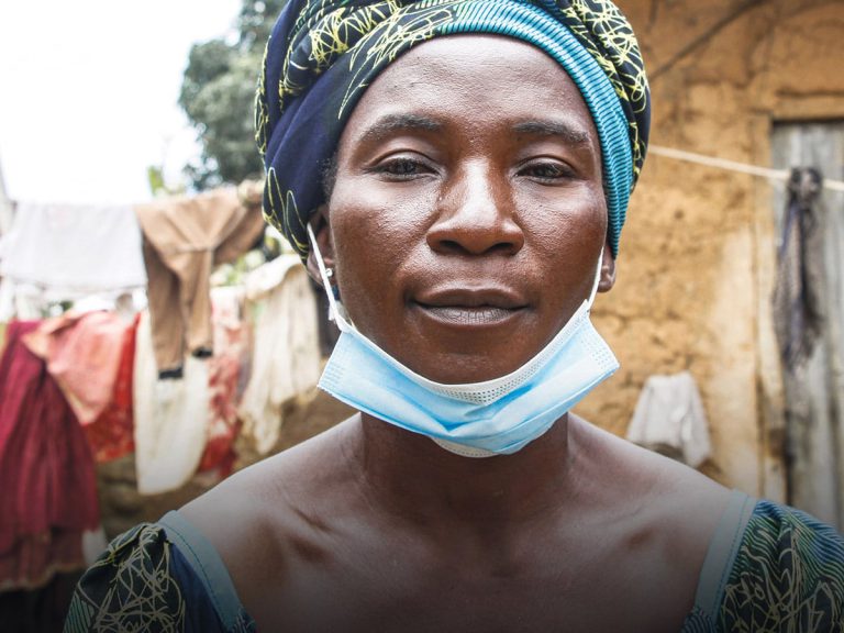 Nigerialainen nainen koronaviruspandemian vuoksi maski paallaan