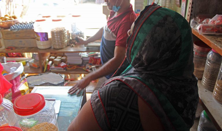 Sinun rukoustesi ja lahjoitustesi avulla Praveen ja Shanti ovat voineet avata pienen kaupan, jonka tuloilla he voivat elättää perheensä. Shanti kertoo olevansa erittäin kiitollinen ystävällisestä avusta.
