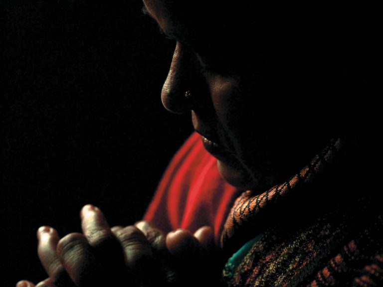 web-intialainen-naiskristitty-rukoilee
