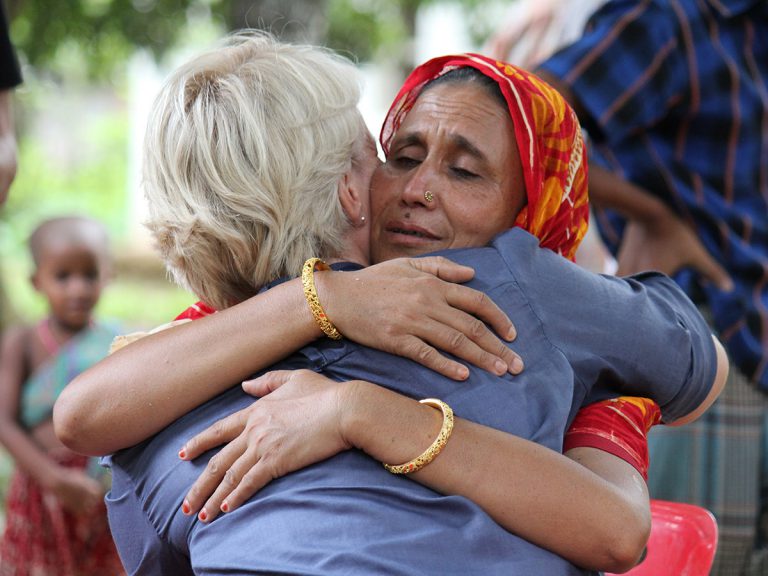 Bangladeshlainen nainen ottaa vastaan halauksen