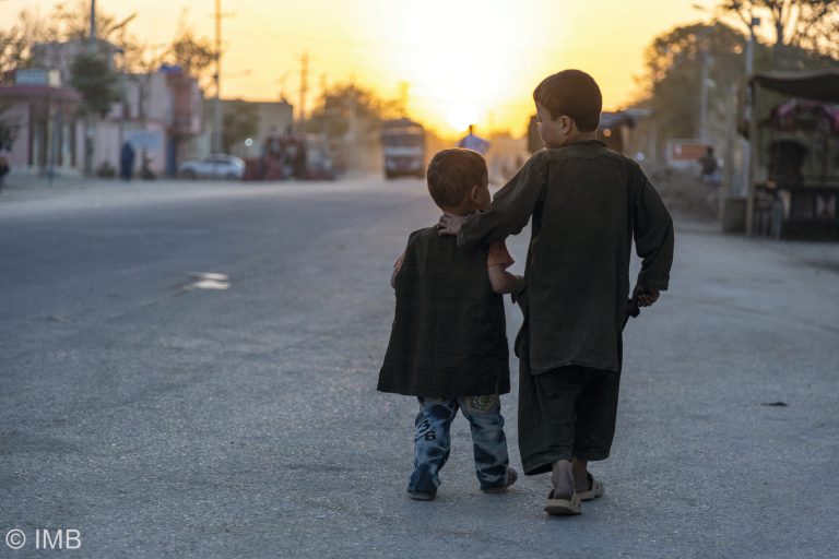 Lapsia Afganistanin kadulla