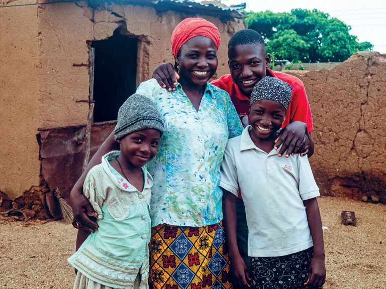 Toivo nousee tässä Nigerialaisessa kylässä. Charity ja hänen lapsensa Theophilus, Patience ja Elizabeth rakentavat uudelleen elämäänsä rukoustenne ja tukenne ansiosta.