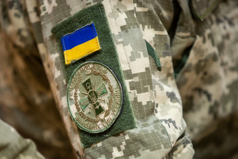 Ukrainan armeijan univormun hiha jossa Ukrainan lippu