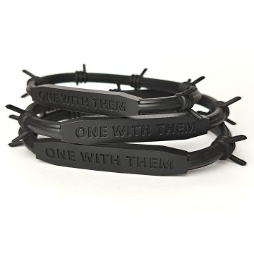 Open Doorsin One With Them -ranneke, musta, piikkilankaa jäljittelevä design.