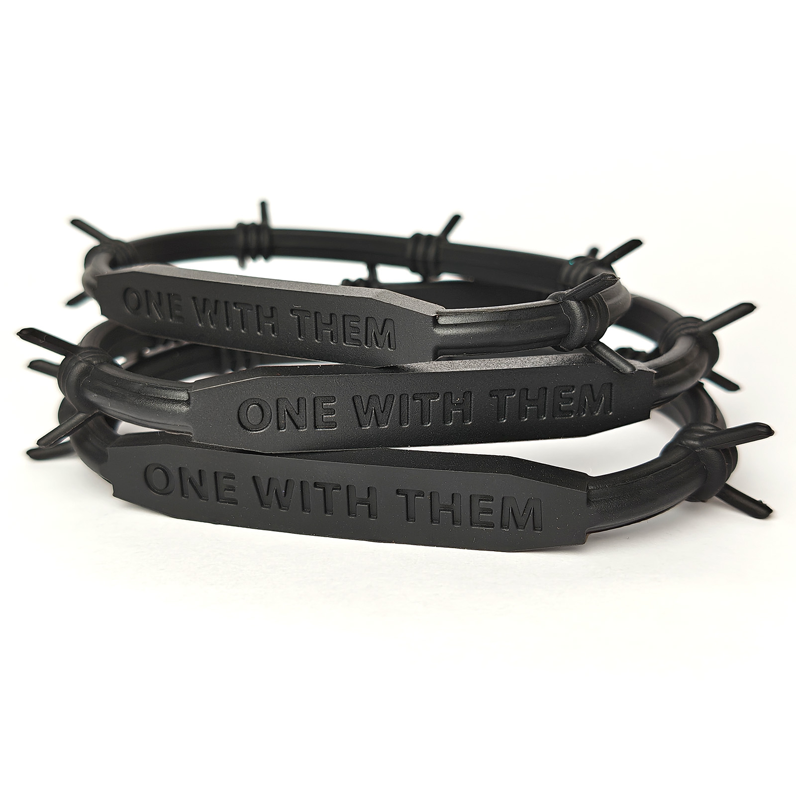 Open Doorsin One With Them -ranneke, musta, piikkilankaa jäljittelevä design.