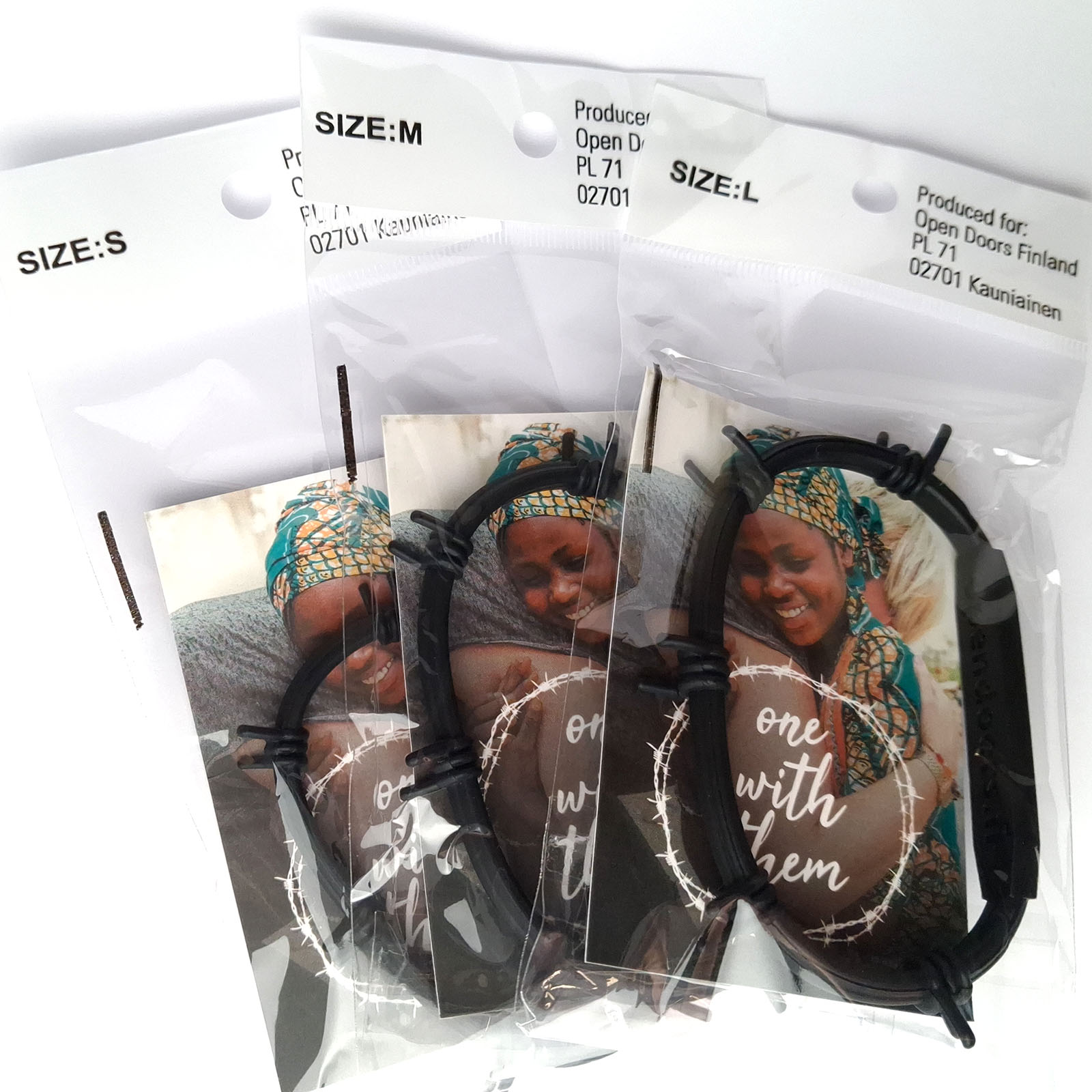 One With Them -rannekkeet pakkauksissaan