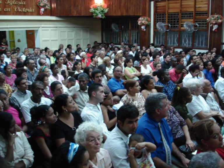 Kuubalainen seurakunta kokoontuu