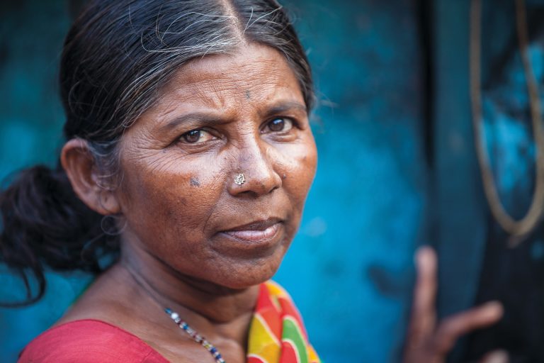 Intialainen nainen katsoo kameraan vakavana mutta ymmärtäväisenä
