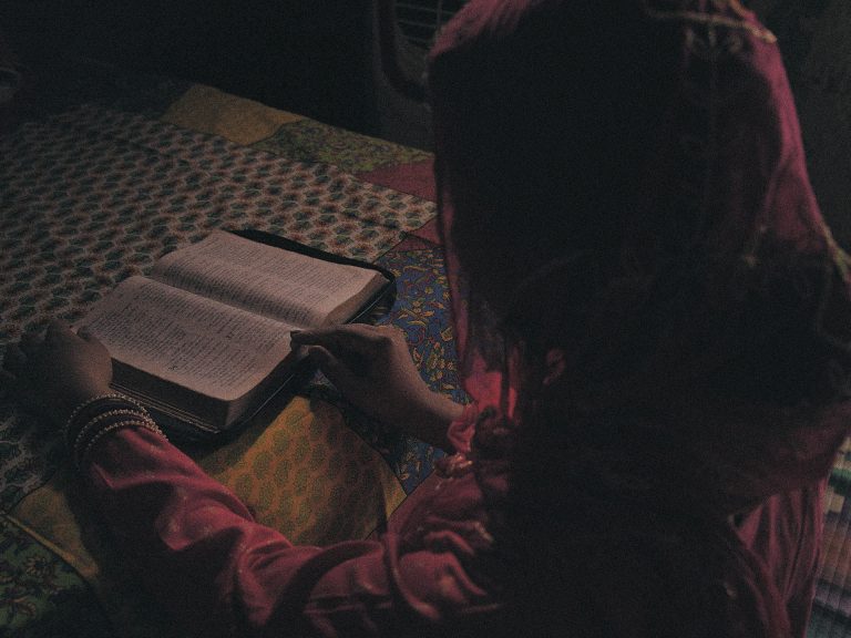 Intialainen-vainottu-kristitty-nainen-lukee-Raamattua-hamarassa-huoneessa