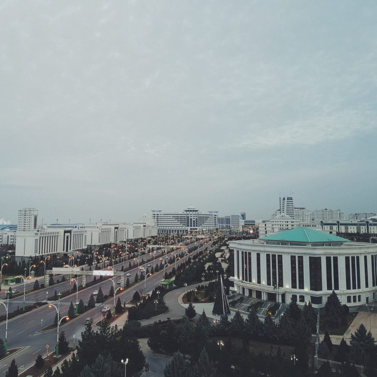 Näkymä Turkmenistanin pääkaupunkiin, Ašgabatiin, pilvisenä päivänä.