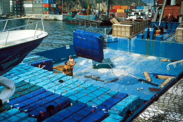 Operaatio Helmi - Kuvassa aluksen kyydissä vesitiiviisti pakattuja Raamattuja Kiinassa vuonna 1980