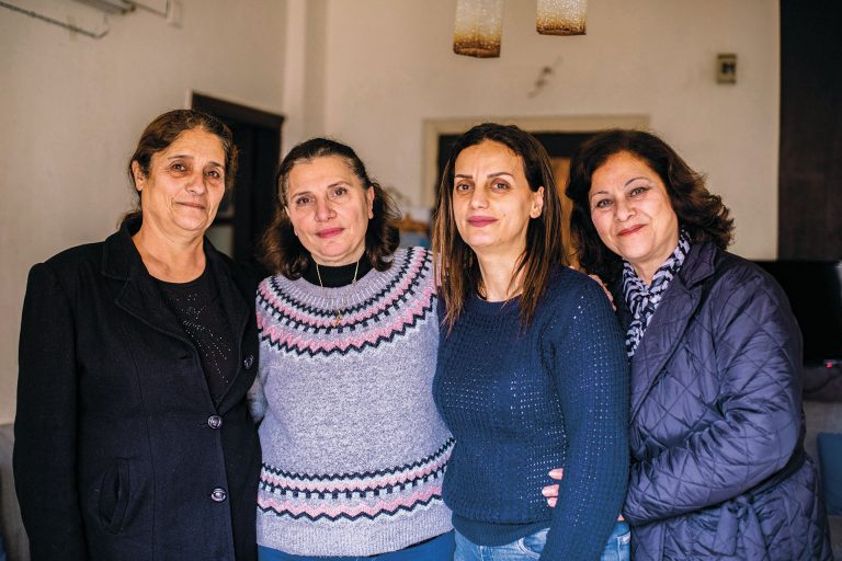 Syyrialainen kristitty Ferial Open Doorsin raamattuopetukseen osallistuneiden ystäviensä kanssa