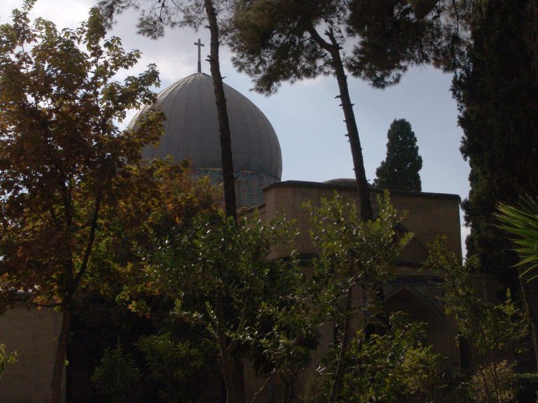 Puiden välistä erottuu iranilainen anglikaanikirkko ja sen kupoli.