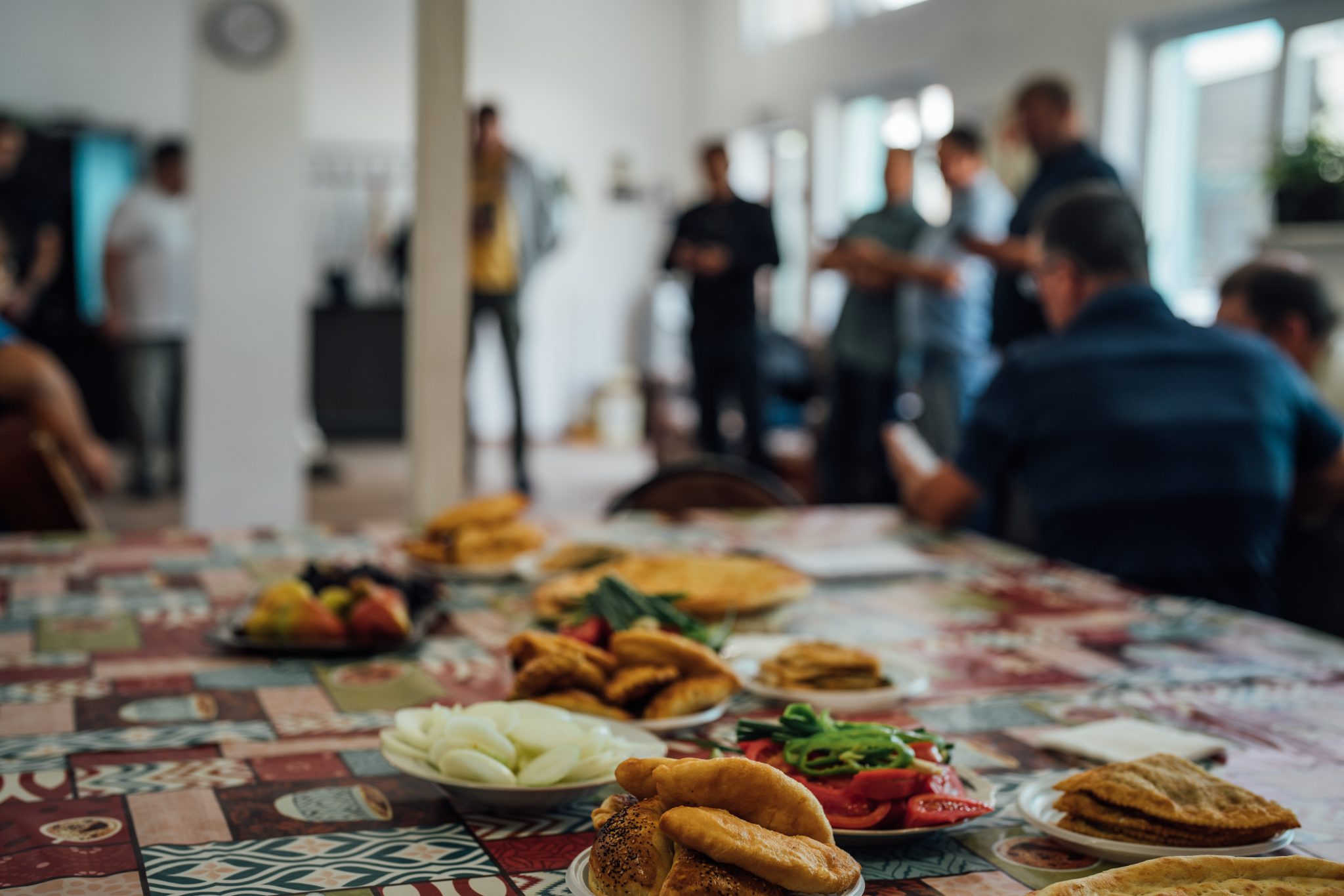 Etualalla keskiaasialaisia ruokia miesten rukouspiirin kokoontumisessa.