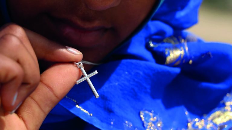 Edustava kuva Nalasta. Kun Nala*, somalialainen nainen 20 -vuotiaana, uskoi Kristukseen, se oli elämän loppu, kun hän tiesi sen. Tulossa uskoon Kristukseen tarkoitti, että hän menetti maansa, kodin ja perheensä. Se voi jopa maksaa hänen henkensä. Ei se, että elämä olisi niin suurta-hän on sodan kärsimästä Somaliasta, jossa muslimina oleminen on kaikki mitä on sallittua, vaikka hänen näkökulmastaan ​​uskonnollinen innostus ei ole aiheuttanut mitään muuta kuin tuhoamista. Ja naisena häntä pidetään melkein arvottomana. Mutta nyt Nala voi vapaasti yksinkertaisesti elää "Kristuksessa", jossa millään näistä asioista ei enää ole merkitystä. Hänen matkansa kohti toiveikkaasta ja hedelmällistä elämistä vainosta huolimatta on vasta alkanut, ja hänellä on vielä pitkä matka vielä. (Tämä valokuva on osa B-tyyppistä sisältöpakettiamme: nouseva kirkko.)