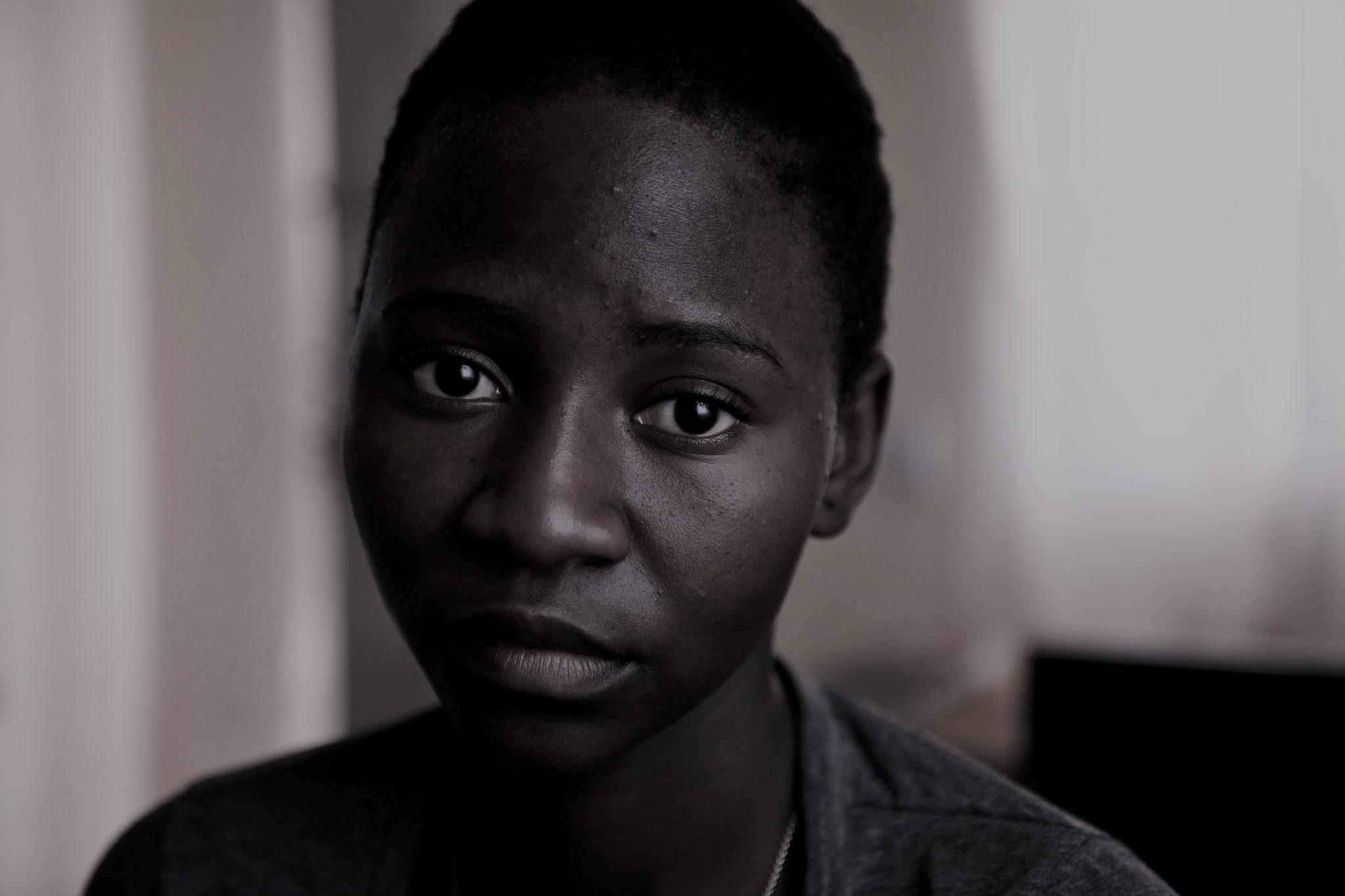 Afrikkalainen nuori nainen mustavalkoisessa lähikuvassa.