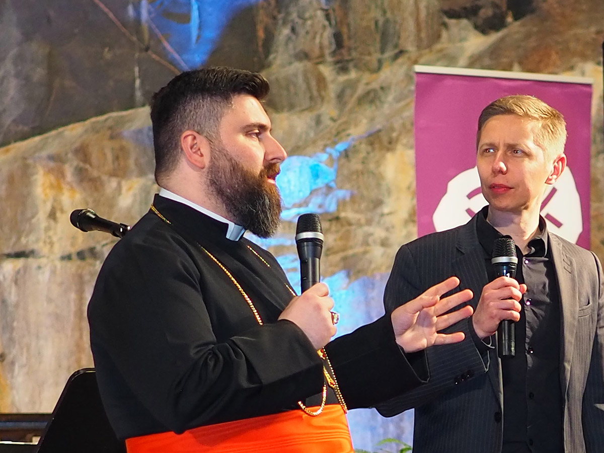 Piispa Daniel ja Miika Auvinen yleisön edessä keskustelemassa