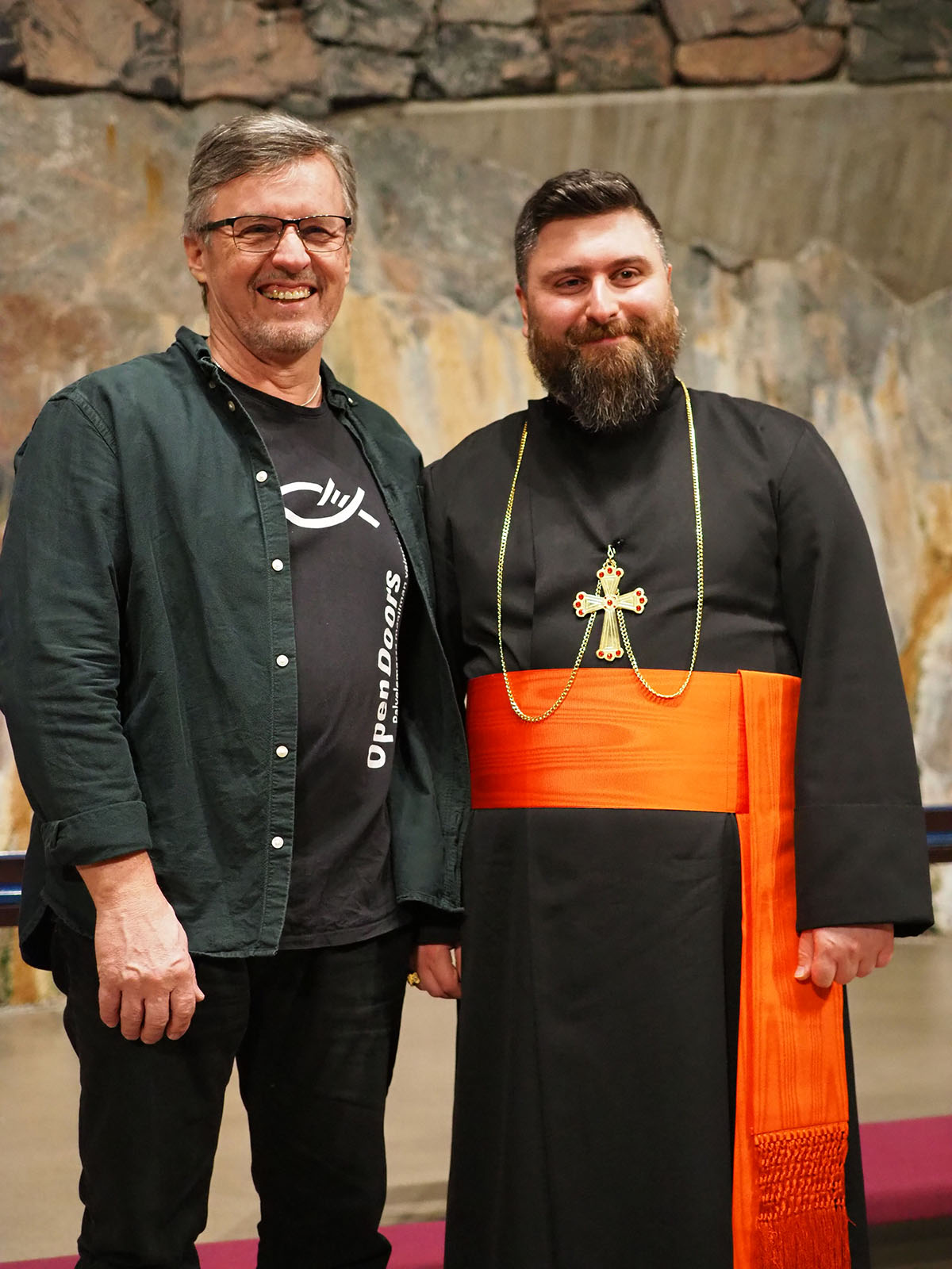 Pekka Simojoki ja Piispa Daniel seisovat vierekkäin hymyillen