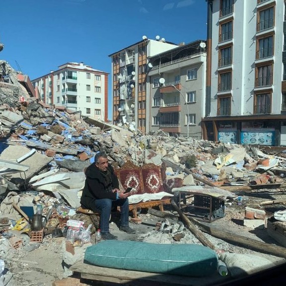 ”Kirkosta tuli turvapaikkamme” – maanjäristyksen kokeneen perheen tarina Turkista